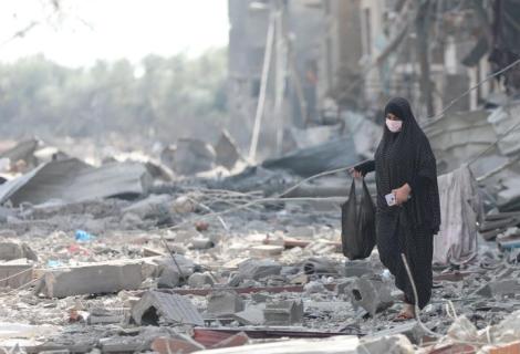 2023 صورة لإمرأة من قطاع غزة خلال التصعيد الاسرائيلي على قطاع غزة خلال شهر تشرين الأول لعام